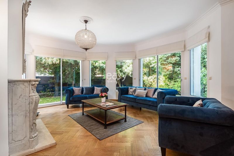 high-end luxurious photoshoot location situated in the heart of Paris city